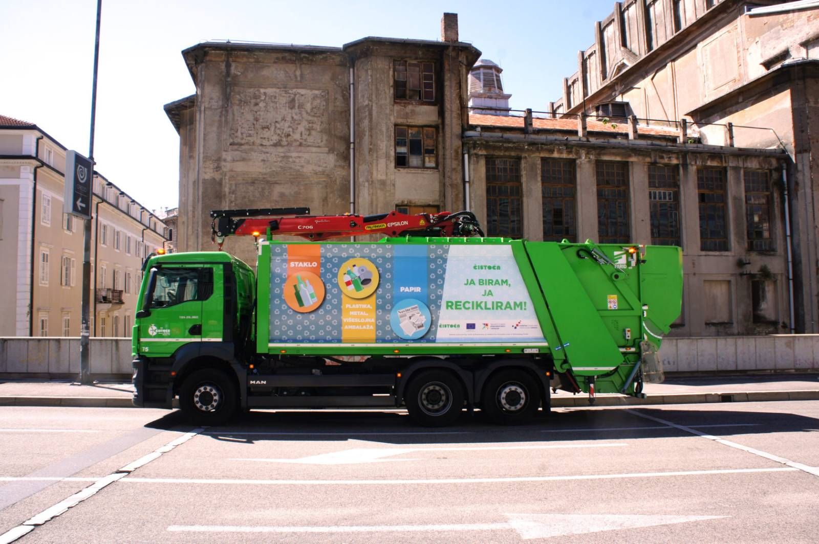 Vozilo s dizalicom za odvojeno prikupljanje otpada